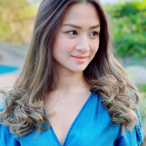 36岁Dada惊爆与老公夜店各自各精彩！夜场狂摸半裸男腹肌 老公被三女包围high爆丧摇