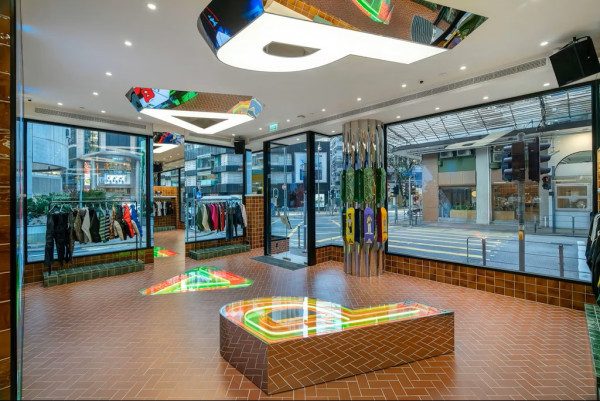 銅鑼灣禮頓道淪陷！市民排足6小時全因倫敦「神級潮牌」進駐？必搶限定南華聯乘