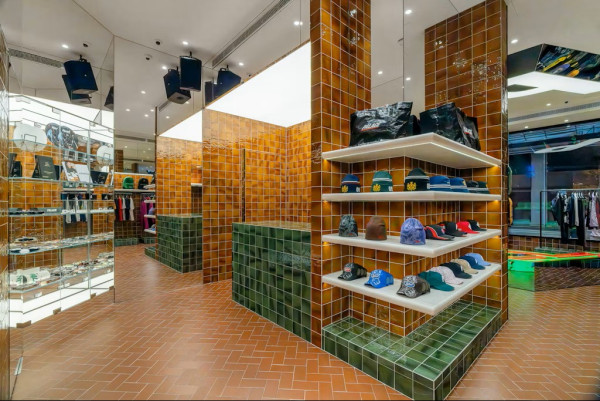 銅鑼灣禮頓道淪陷！市民排足6小時全因倫敦「神級潮牌」進駐？必搶限定南華聯乘