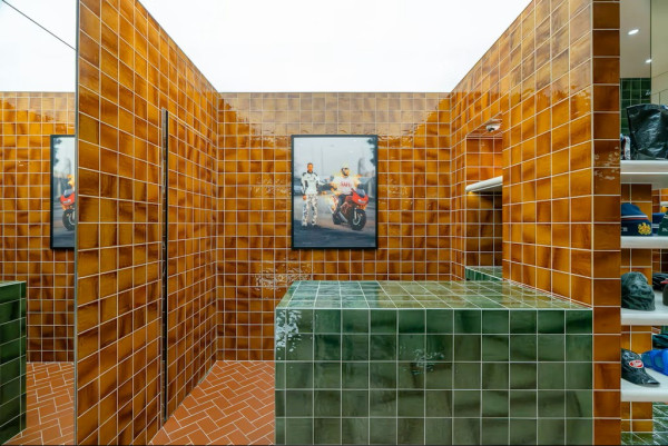 銅鑼灣禮頓道淪陷！市民排足6小時全因倫敦「神級潮牌」進駐？必搶限定南華聯乘