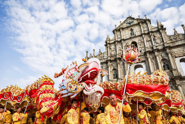 馬年遊澳指南！澳門6大新春活動 | 無人機+煙花匯演 / 17架花車巡遊 / 幸福加「馬」新口岸 