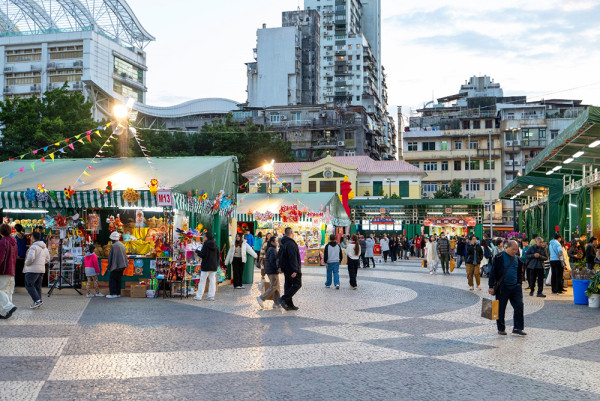 馬年遊澳指南！澳門6大新春活動 | 無人機+煙花匯演 / 17架花車巡遊 / 幸福加「馬」新口岸 