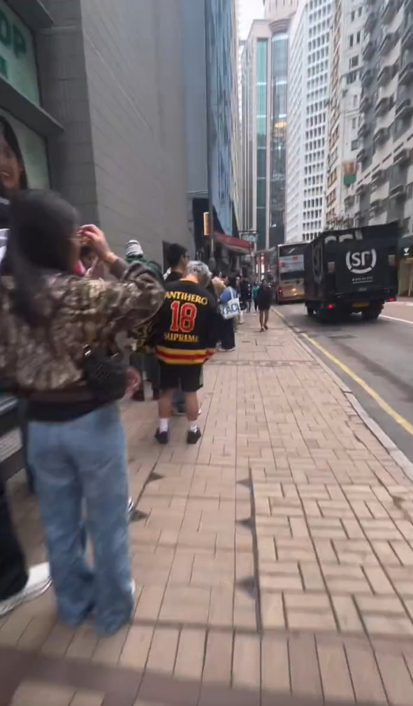 銅鑼灣禮頓道淪陷！市民排足6小時全因倫敦「神級潮牌」進駐？必搶限定南華聯乘