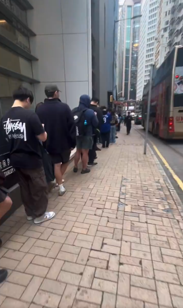 銅鑼灣禮頓道淪陷！市民排足6小時全因倫敦「神級潮牌」進駐？必搶限定南華聯乘