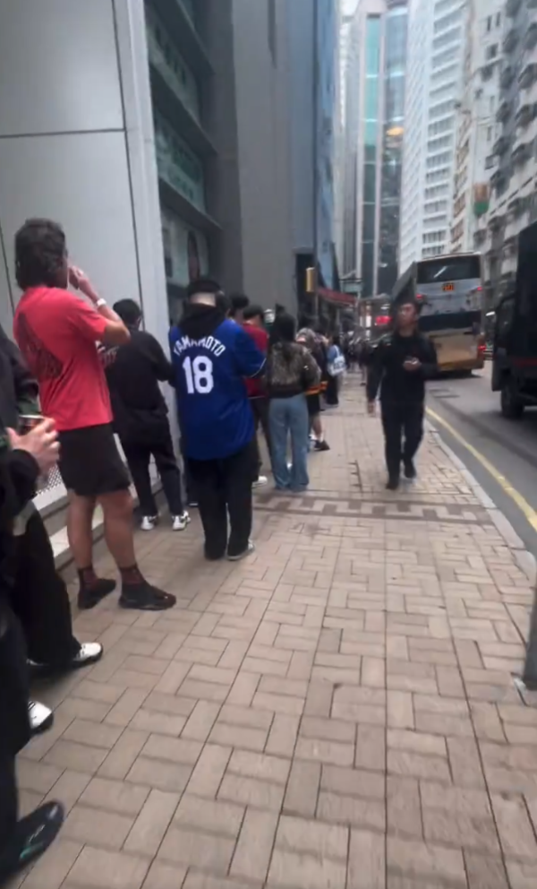 銅鑼灣禮頓道淪陷！市民排足6小時全因倫敦「神級潮牌」進駐？必搶限定南華聯乘