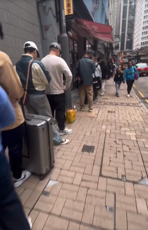 銅鑼灣禮頓道淪陷！市民排足6小時全因倫敦「神級潮牌」進駐？必搶限定南華聯乘