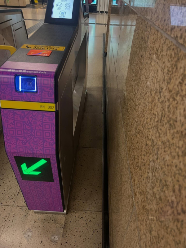 粉嶺站閘機驚現「神祕通道」免入閘自由出入？網民笑「考驗人性」港鐵神速咁補救