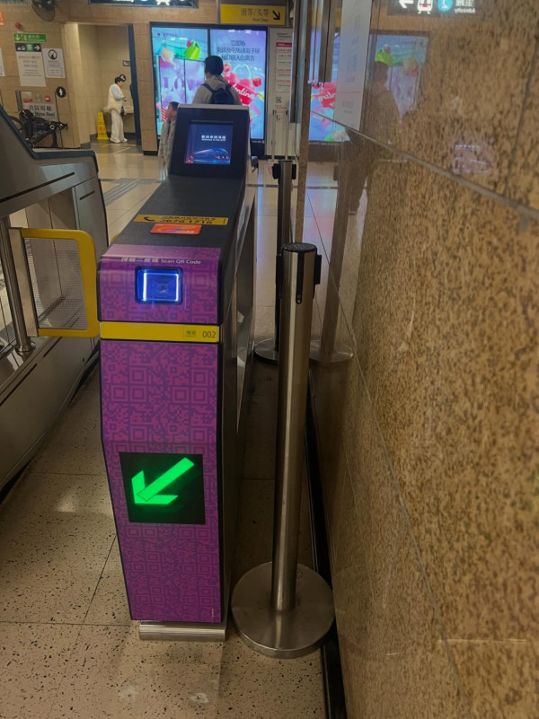 粉嶺站閘機驚現「神祕通道」免入閘自由出入？網民笑「考驗人性」港鐵神速咁補救