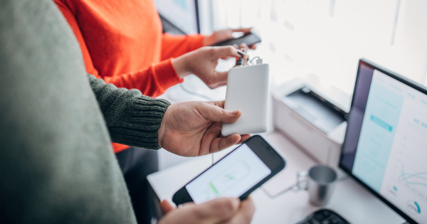 內地驚現新型「尿袋騙局」操控手機掃走存款 安裝「病毒晶片」一插即中毒拔線都冇用！ 