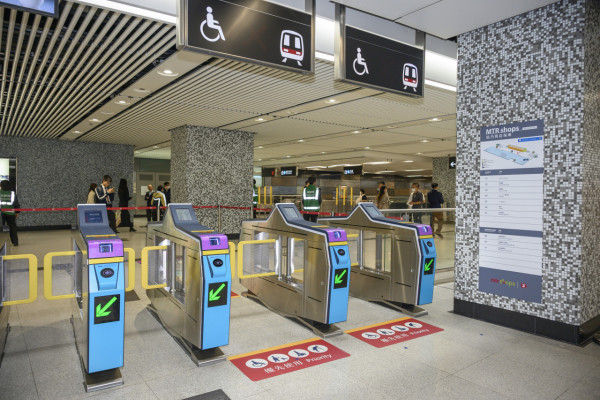 粉嶺站閘機驚現「神祕通道」免入閘自由出入？網民笑「考驗人性」港鐵神速咁補救