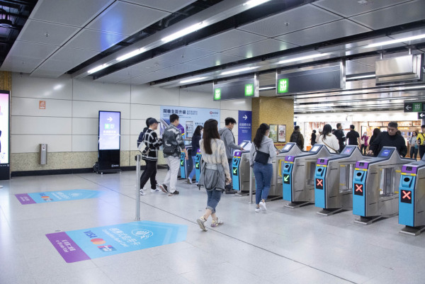 粉嶺站閘機驚現「神祕通道」免入閘自由出入？網民笑「考驗人性」港鐵神速咁補救