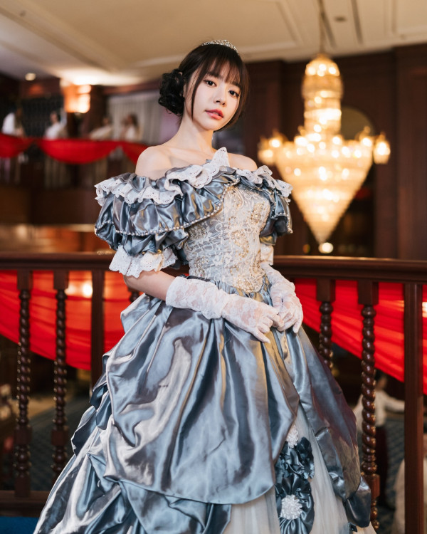 林明禎黑絲小背心誘惑跳性感賀年舞！OL緊身裝露內衣痕跡衝擊眼球