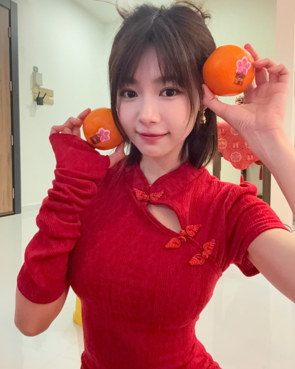 林明禎黑絲小背心誘惑跳性感賀年舞！OL緊身裝露內衣痕跡衝擊眼球