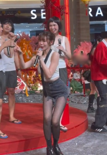 林明禎黑絲小背心誘惑跳性感賀年舞！OL緊身裝露內衣痕跡衝擊眼球