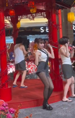 林明禎黑絲小背心誘惑跳性感賀年舞！OL緊身裝露內衣痕跡衝擊眼球