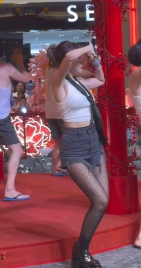 林明禎黑絲小背心誘惑跳性感賀年舞！OL緊身裝露內衣痕跡衝擊眼球