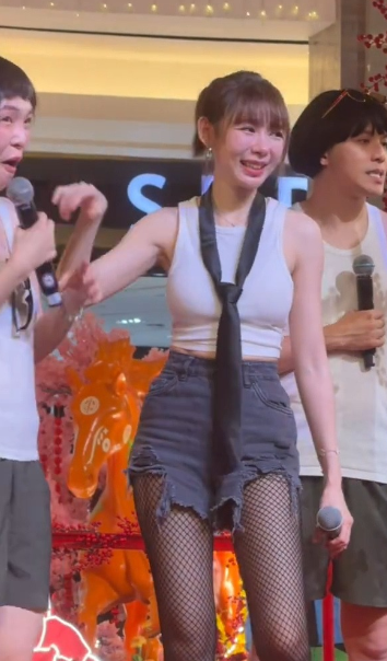 林明禎黑絲小背心誘惑跳性感賀年舞！OL緊身裝露內衣痕跡衝擊眼球