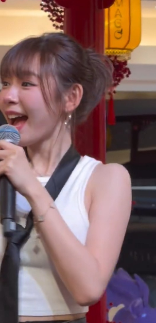 林明禎黑絲小背心誘惑跳性感賀年舞！OL緊身裝露內衣痕跡衝擊眼球