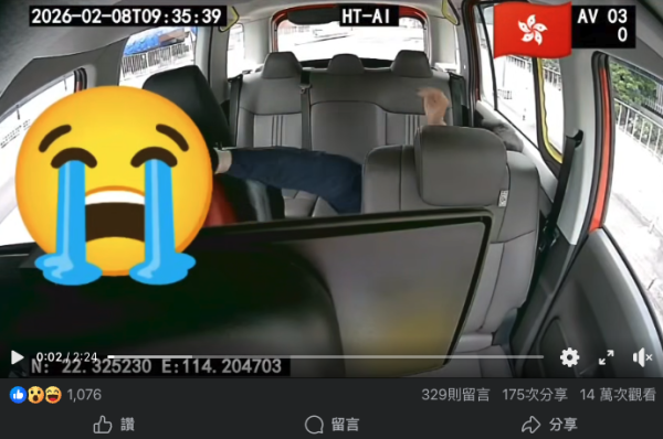 車cam直擊｜醉客後座飛腳踢頭 司機單手揸車求救 網民熱議：兩個都癲