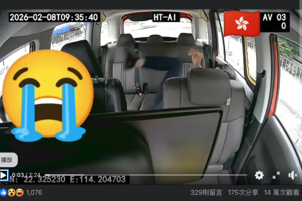 車cam直擊｜醉客後座飛腳踢頭 司機單手揸車求救 網民熱議：兩個都癲