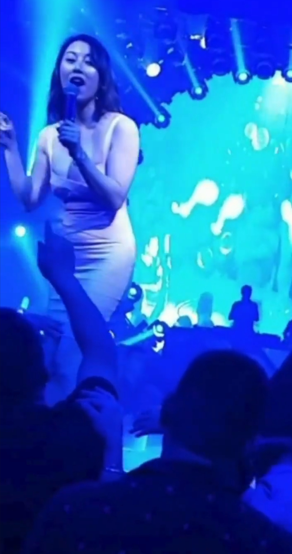 袁嘉敏性感跑夜場竟遇「鹹豬手」突襲 遭群男緊抓喪摸驚險畫面全曝光