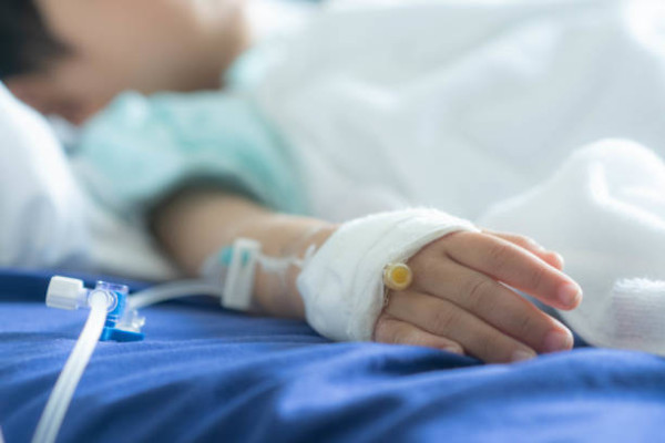 2歲童被親友餵1物右肺塌陷入ICU險死！醫生揭X光照不出／同樣案例3歲童慘成植物人