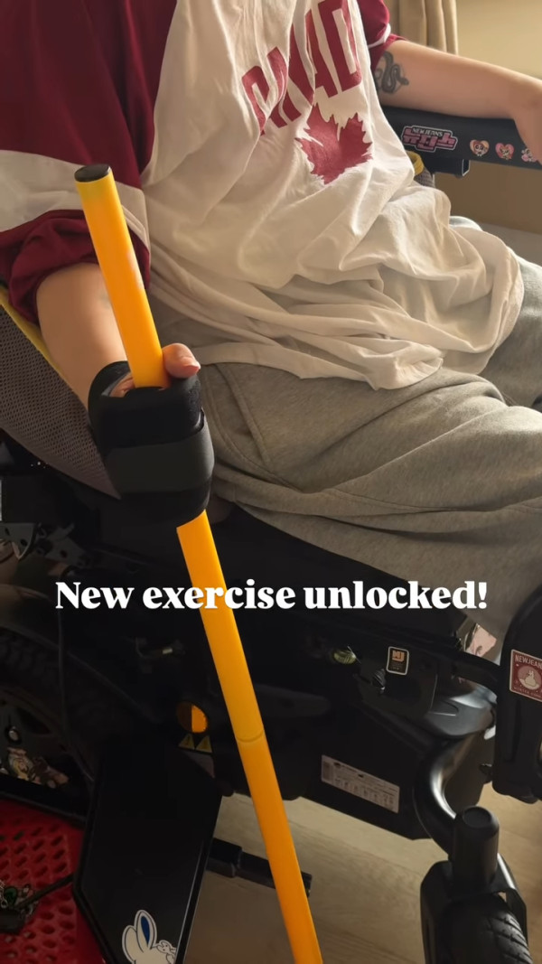 阿Mo李啟言受傷3年半最新進度曝光 拍片苦練操控電動輪椅：係咪好威