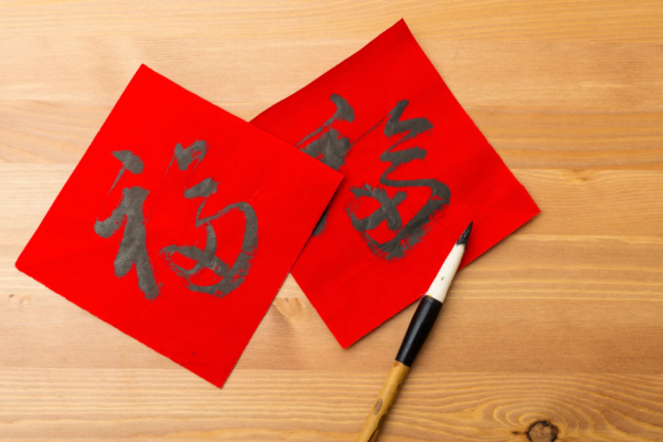 貼揮春2026｜貼錯位隨時「破財招陰」！專家揭9大禁忌：大門貼呢個字易招爛桃花 屬Ｏ著呢隻色財運大發