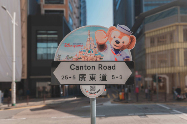 全新迪士尼主題路牌登場！廣東道/彌敦道/雪廠街等亮相！近30個打卡位置一文睇