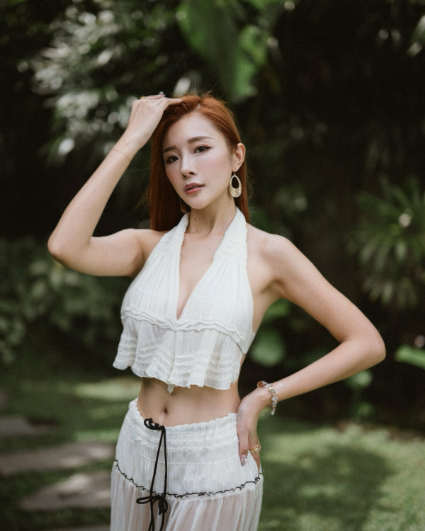 TVB性感尤物半透睡衣床照尺度無下限！反地心吸力谷胸超邪惡視角衝擊眼球