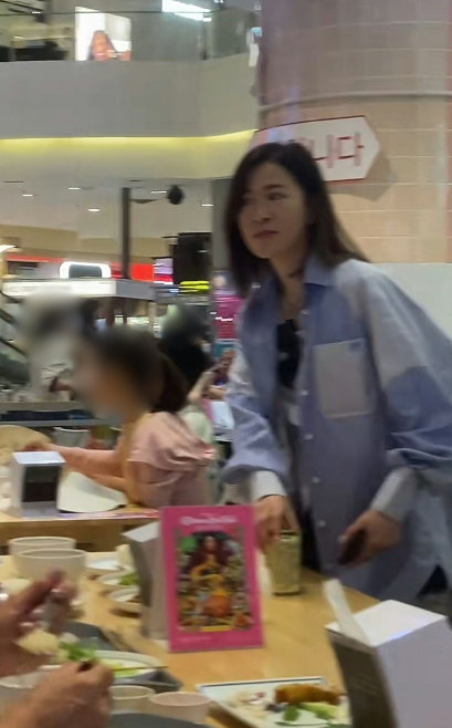 佘詩曼超貼地素顏食Food Court被捕獲！網民隔籬位係阿佘帶媽媽嘆平民美食