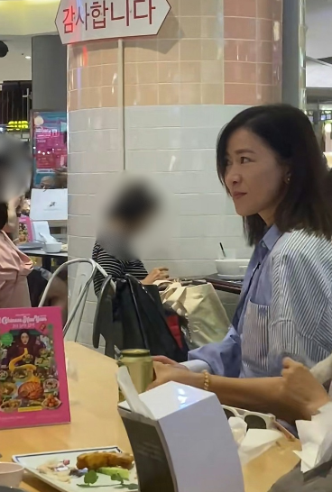 佘詩曼超貼地素顏食Food Court被捕獲！網民隔籬位係阿佘帶媽媽嘆平民美食