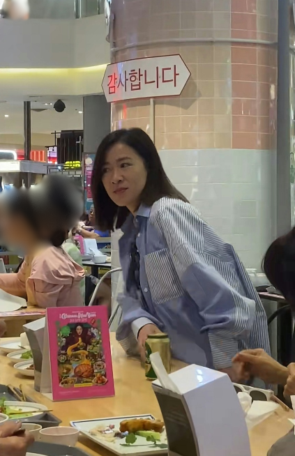 佘詩曼超貼地素顏食Food Court被捕獲！網民隔籬位係阿佘帶媽媽嘆平民美食