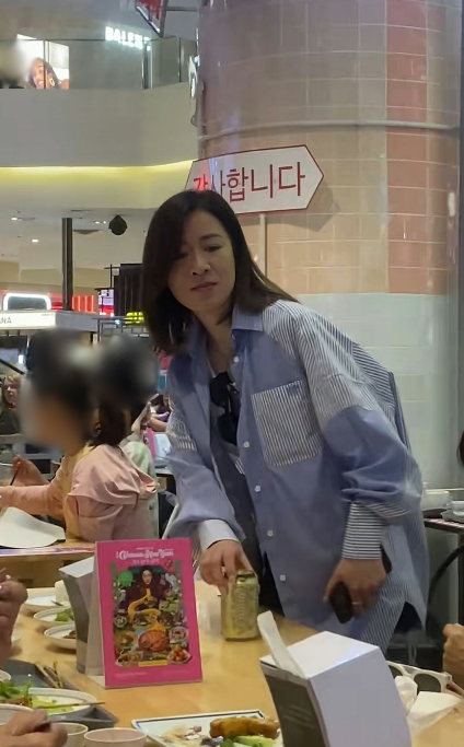 佘詩曼超貼地素顏食Food Court被捕獲！網民隔籬位係阿佘帶媽媽嘆平民美食