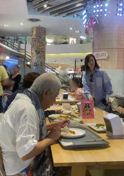 佘詩曼超貼地素顏食Food Court被捕獲！網民隔籬位係阿佘帶媽媽嘆平民美食