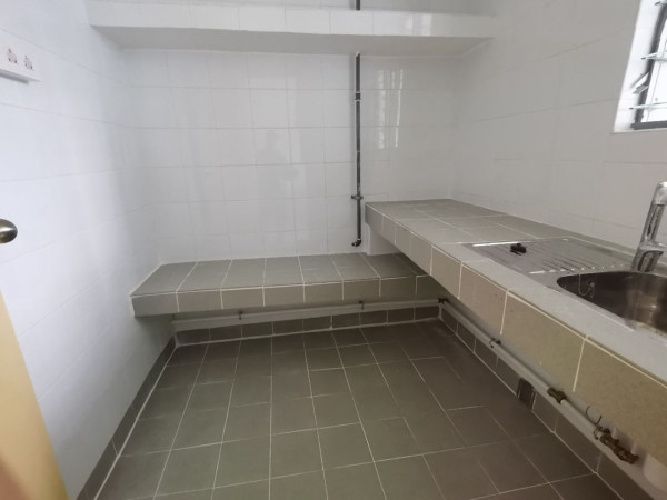 公屋廚房$1400變豪宅！唔拆「原裝」2招填平凹凸磚 靚過私樓(附價目表)