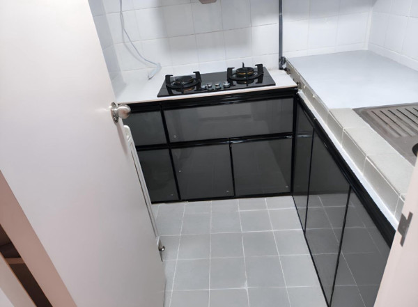 公屋廚房$1400變豪宅！唔拆「原裝」2招填平凹凸磚 靚過私樓(附價目表)