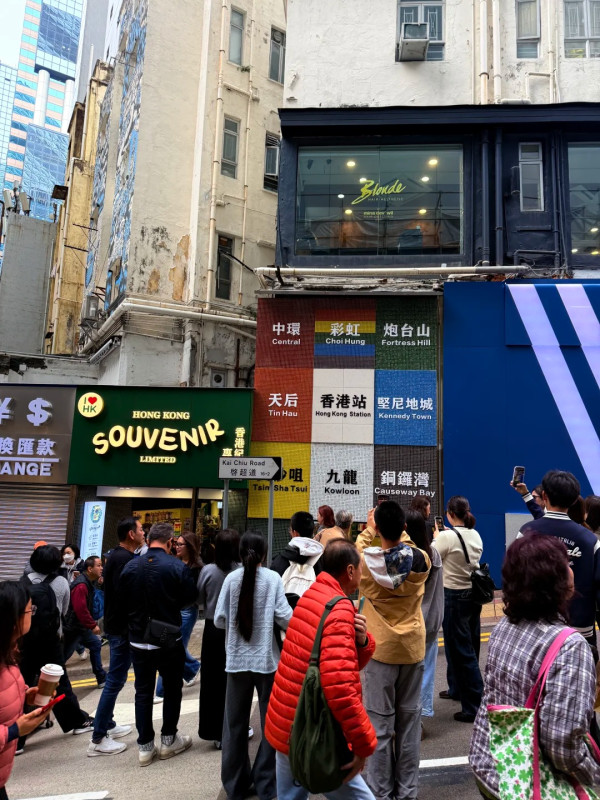 銅鑼灣「港鐵打卡牆」爆紅幾日即拆！遊客塞爆朝聖 港人揭1致命傷：字體都錯？