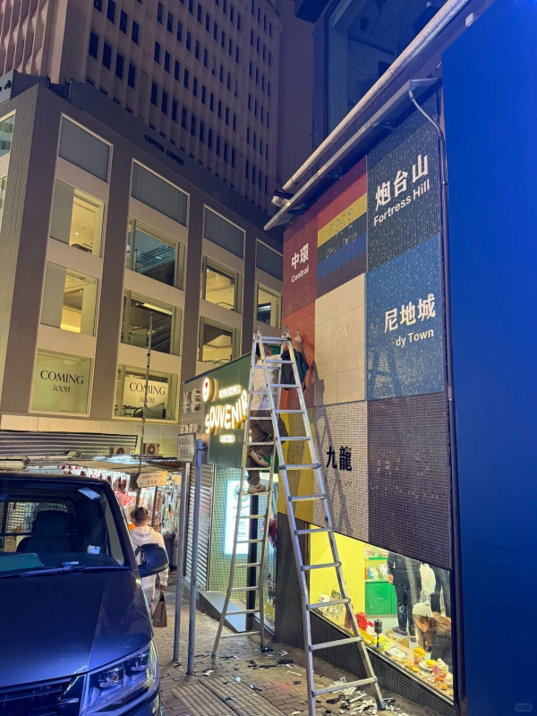 銅鑼灣「港鐵打卡牆」爆紅幾日即拆！遊客塞爆朝聖 港人揭1致命傷：字體都錯？