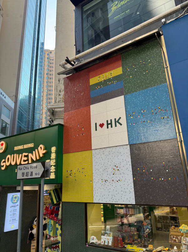 銅鑼灣「港鐵打卡牆」爆紅幾日即拆！遊客塞爆朝聖 港人揭1致命傷：字體都錯？