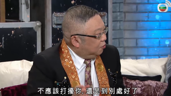 李居明鼎卦手印彈水淨化煞氣(圖: TVB 玄學台 - 風水、鬼故事 YouTube)