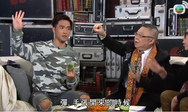 李居明鼎卦手印彈水淨化煞氣(圖: TVB 玄學台 - 風水、鬼故事 YouTube)