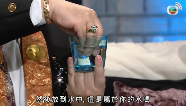 李居明鼎卦手印彈水淨化煞氣(圖: TVB 玄學台 - 風水、鬼故事 YouTube)
