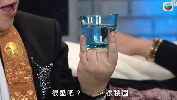 李居明鼎卦手印彈水淨化煞氣(圖: TVB 玄學台 - 風水、鬼故事 YouTube)