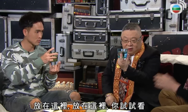 李居明鼎卦手印彈水淨化煞氣(圖: TVB 玄學台 - 風水、鬼故事 YouTube)