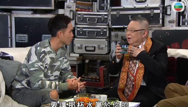 李居明鼎卦手印彈水淨化煞氣(圖: TVB 玄學台 - 風水、鬼故事 YouTube)