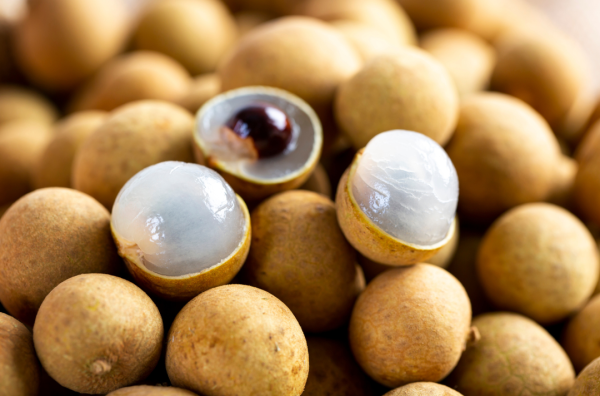 農曆新年2026開運｜台灣揭年初四食12粒龍眼開運法：剝掉霉運、月月圓滿 脫單求財必看！