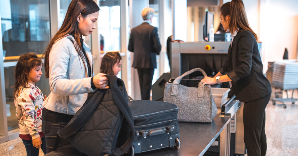 外遊注意!機場藏病毒陷阱!醫生警告安檢托盤很危險:比廁所門把更髒