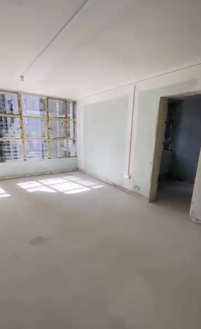 一打開大門，正前方是一組大型玻璃窗，陽光充沛照射入屋。圖片來源：Facebook@香港公營房屋討論區