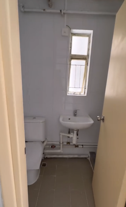 廚房外連露台 廁所設備齊全。圖片來源：Facebook@香港公營房屋討論區